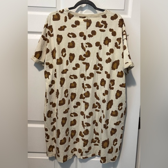 Easel Cream and Brown Leopard Short Sleeve Tee w/Pockets - Picture 3 of 3